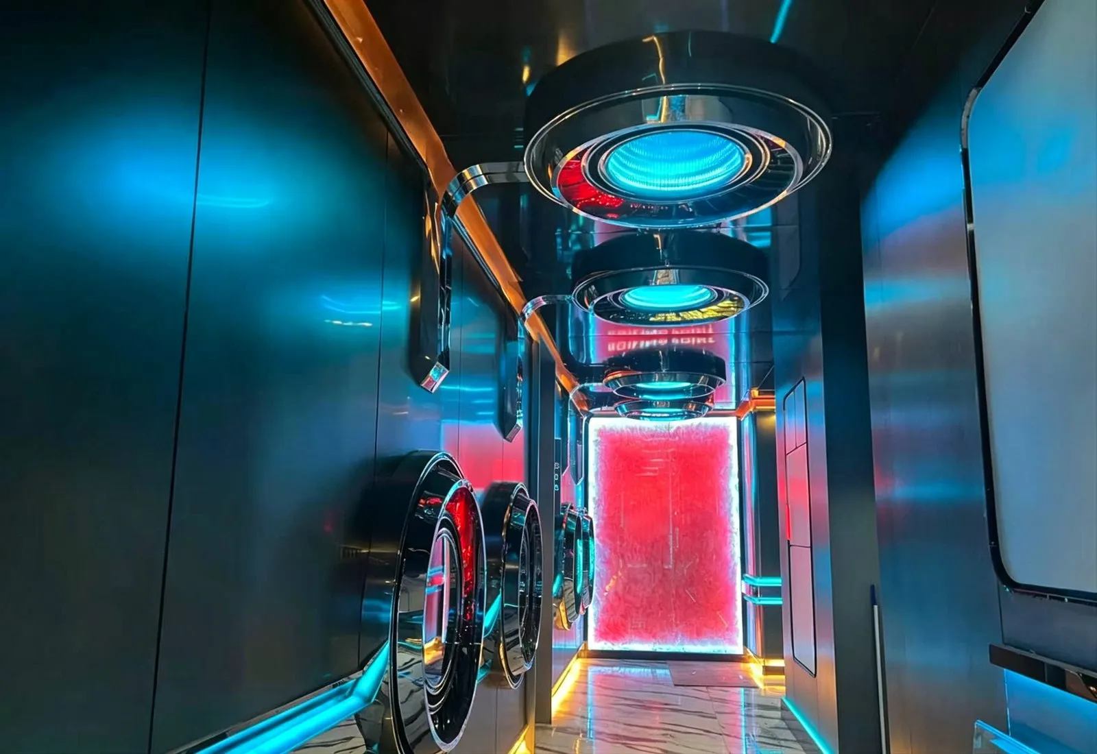 Modules de plafond installés le long du couloir d’un gaming café