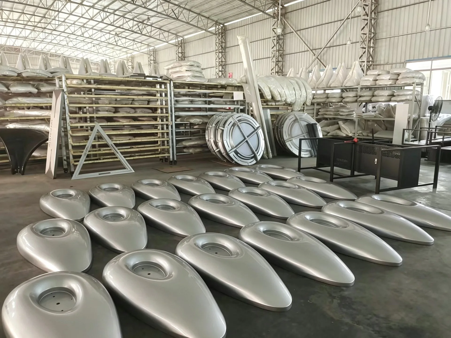 Coques de luminaires thermoformées empilées dans l’atelier